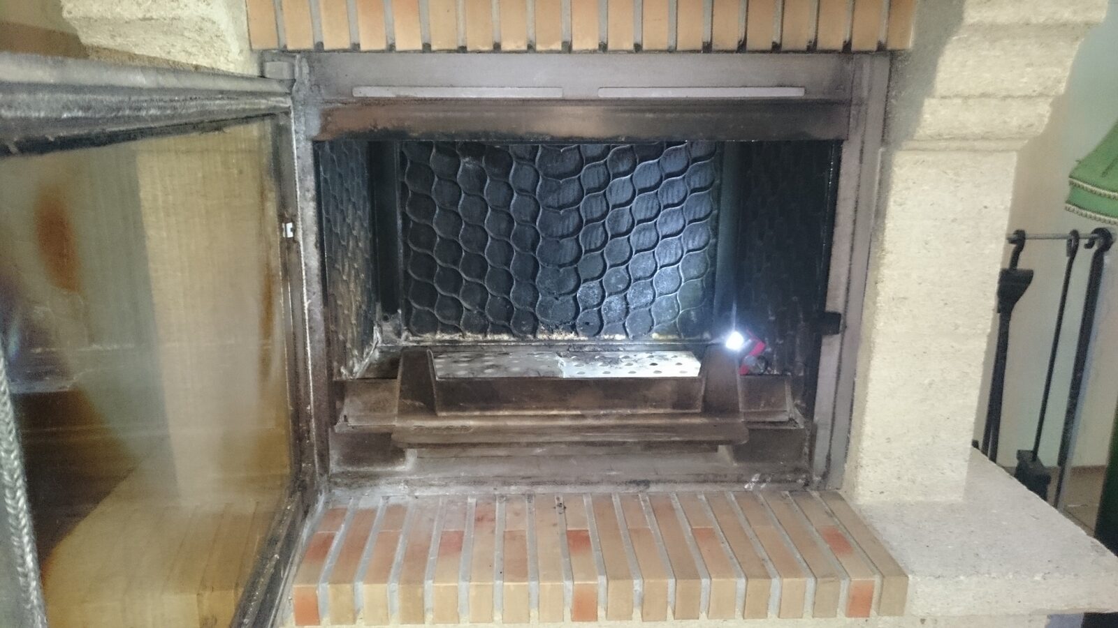 Intérieur de foyer de cheminée avec grille de protection à Carignan-de-Bordeaux
