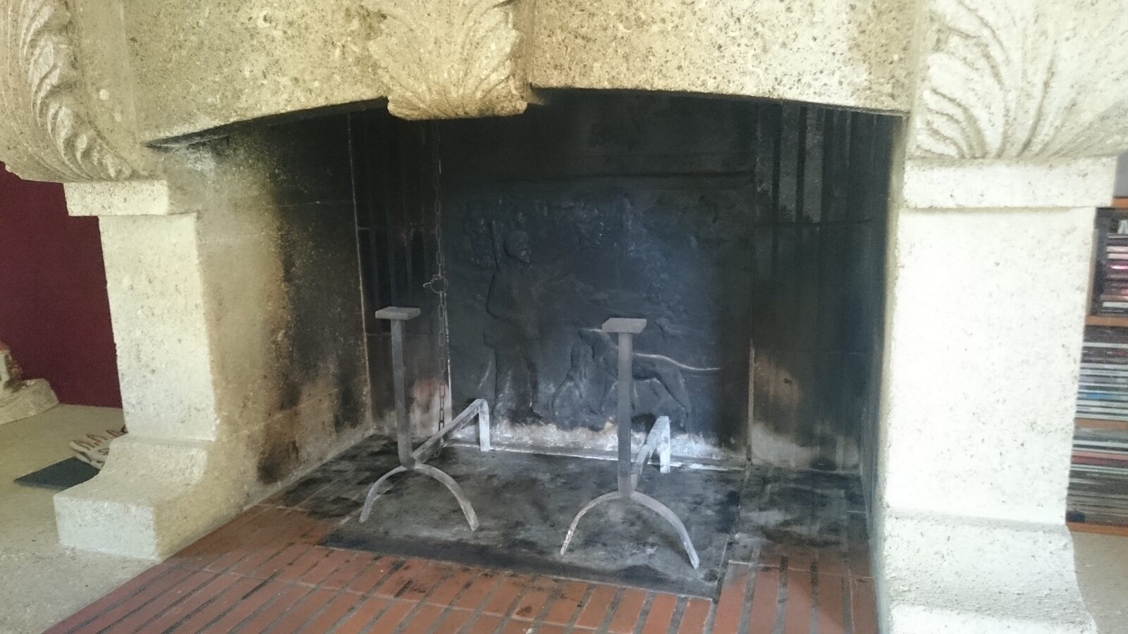 Intérieur de cheminée avec foyer et équipements de ramonage à Carignan-de-Bordeaux